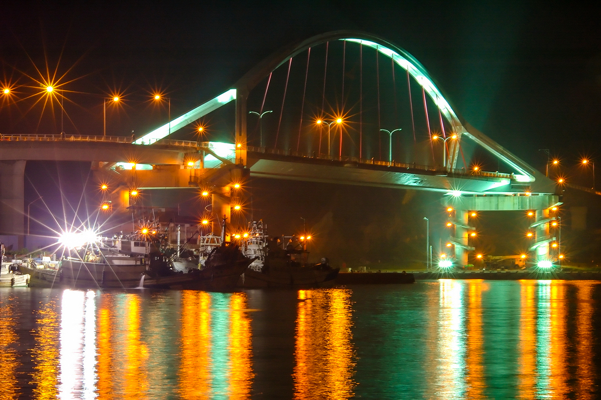 【夜色下的南方澳大橋】記憶中，那座已消失的弧線
