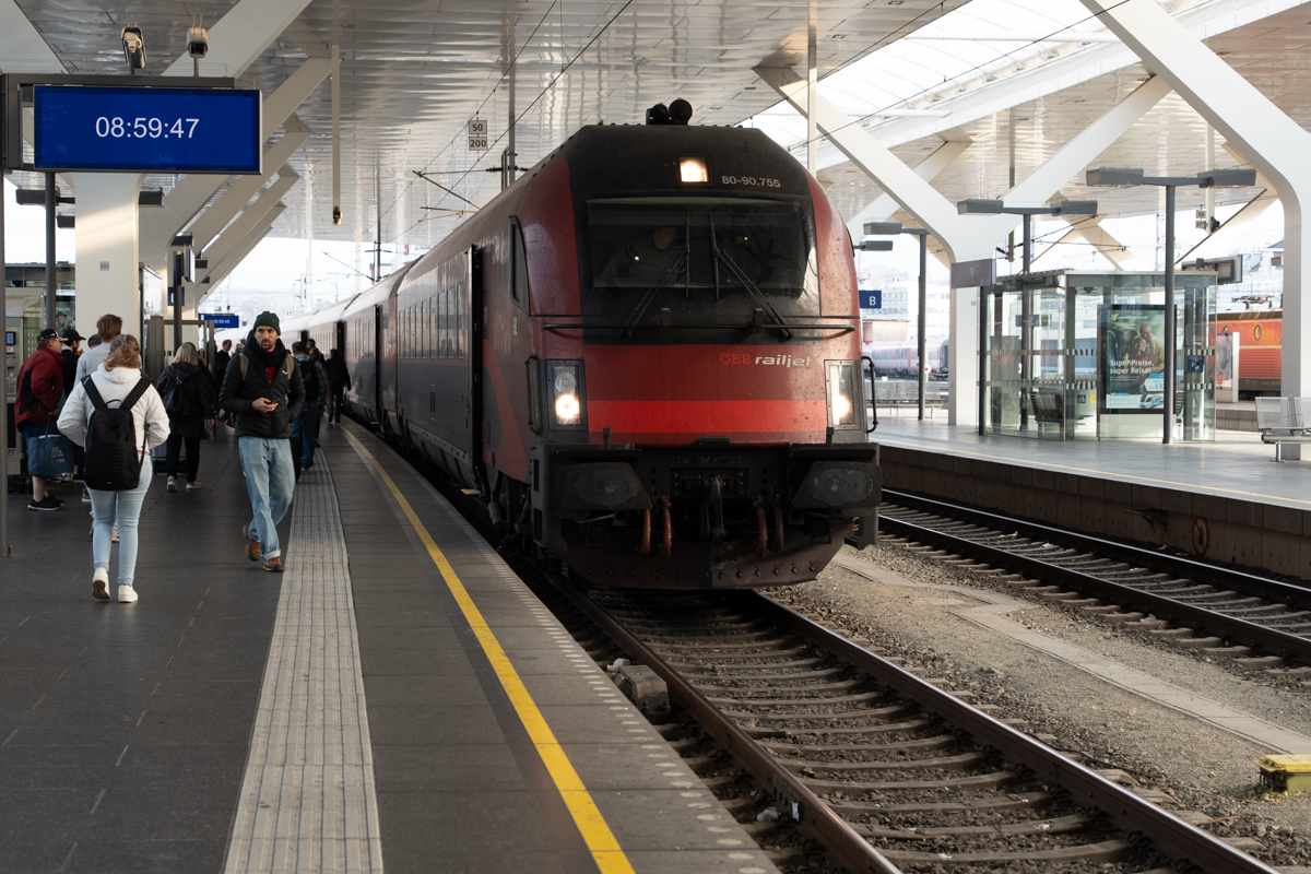 穿梭奧地利的紅色箭矢｜搭乘 ÖBB Railjet 高鐵的現代旅行體驗